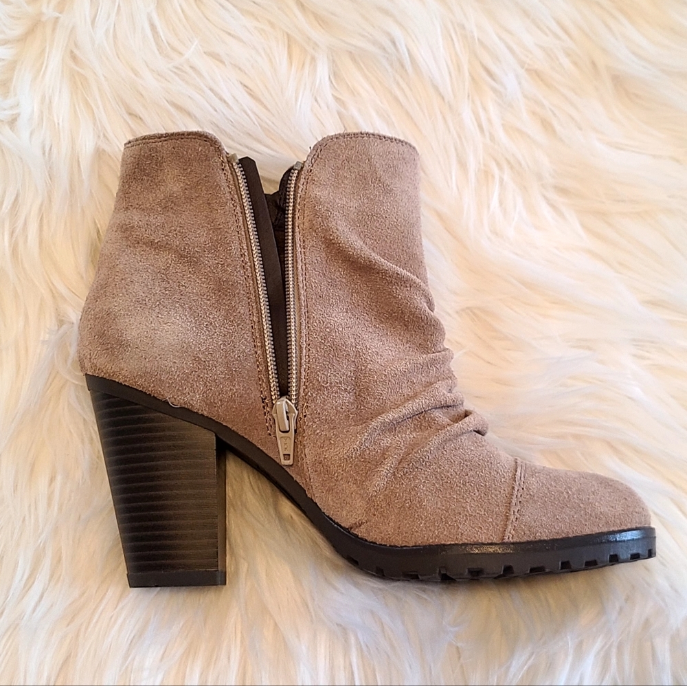 White mountain genuine leather taupe tan ankle boots size 9